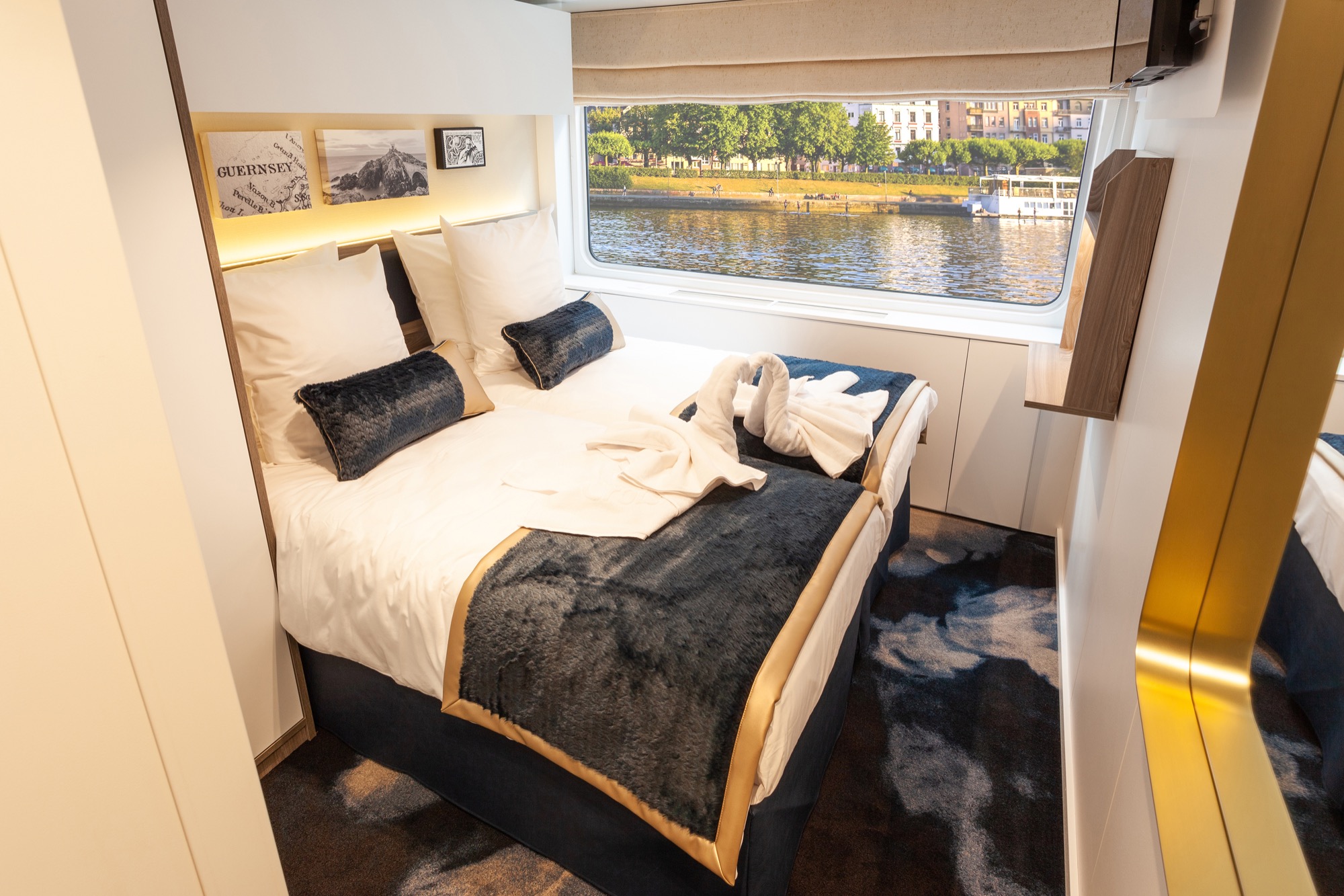 CroisiEurope MS Victor Hugo Cabin 3.jpg